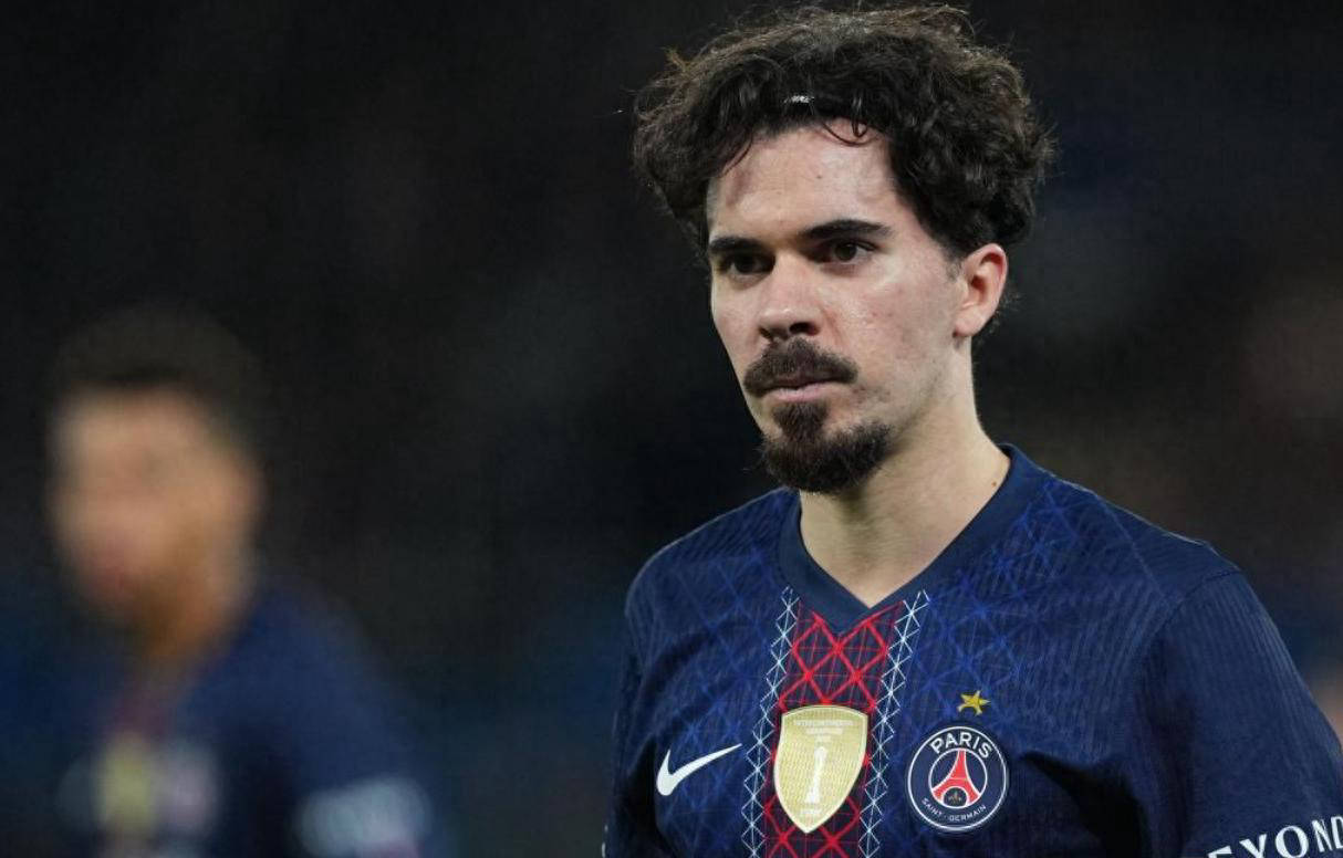 卫冕冠军展现犀利锋芒：狂轰5球碾压切尔西，恩里克剑指欧冠桂冠